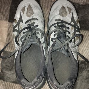 grey mizuno volleyball shoes size 10